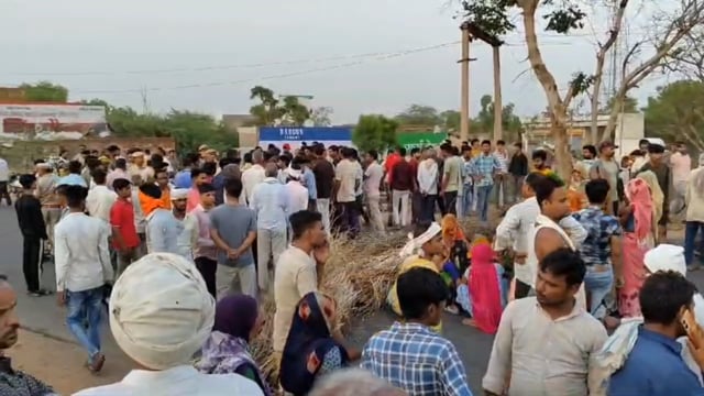 उच्चैन: पेड़ टूट कर गिरा युवक पर मौके पर हुई मौत ग्रामीणों ने लगाया जाम 