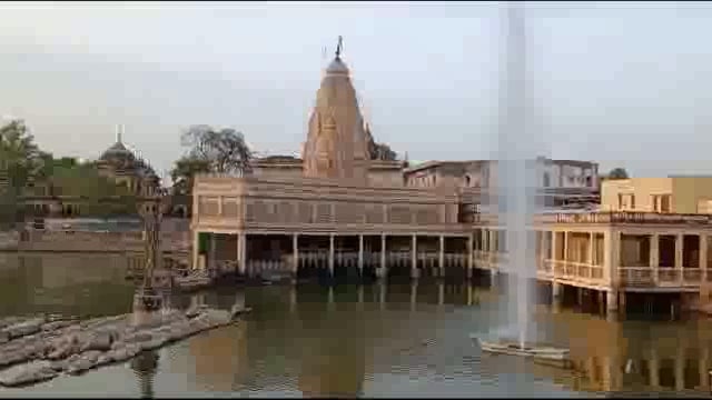 जिला जज मथुरा में मानसी गंगा मुखारविंद पर पूजा अर्चना कर मांगी मनौती