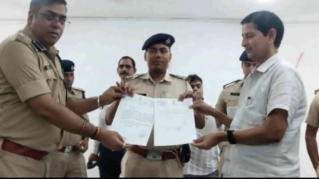 लोकसभा चुनाव में विधि व्यवस्था बनाए रखते  एवं हथियार बरामद करने पर थाना अध्यक्ष को SP एवं DM ने किया गया सम्मानित