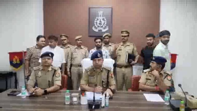 जमुना पार पुलिस व स्वांट टीम ने संयुक्त कार्रवाई करते हुए 22 चोरी के वाहन सहित एक युवक को हिरासत में लिया