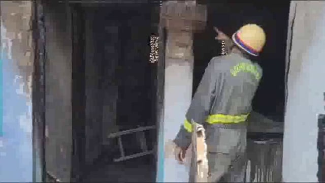 बांके बिहारी मंदिर के पास बनी मार्केट में लगी आग दुकान स्वामी ने साजिशन आग लगाने का लगाया आरोप