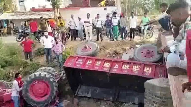 परसहना बदर बगिया के पास नहर  मे गिरी ट्रैक्टर ट्रॉली, बाल-बाल बचे लोग।