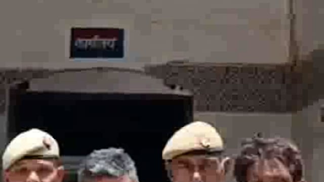 यूपी के शाहजहाँपुर पुलिस अधीक्षक अशोक कुमार मीणा के निर्देश पर फरार अभियुक्तों की गिरफ्तारी के लिए बड़े स्तर पर चलाया गया