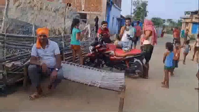 जख्मी अवस्था में महिला की पेड़ से लटका मिला शव