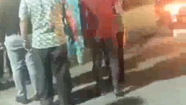 Patni Ne Pati ke girlfriend ke sath Pakda yuvak Barabanki ka Rahane wala tha restaurant Mein Patni Ne girlfriend ke sath Pakda aur Vahi per Gira ke Gira ke Pita