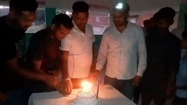 राजद कार्यकर्ताओं ने राजद सुप्रीमो लालू प्रसाद यादव का जन्मदिन केक काटकर समारोह पूर्वक मनाई