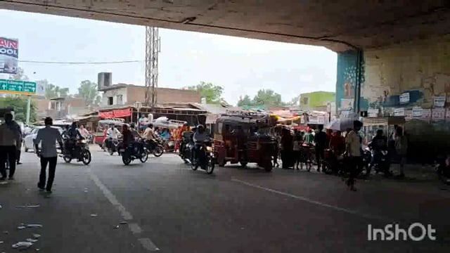 थाना फरह परखम चौराहा ऑटो चालक आए दिन लगाते हैं जाम चौराहा पर तैनात पुलिसकर्मी कुछ नहीं कहते