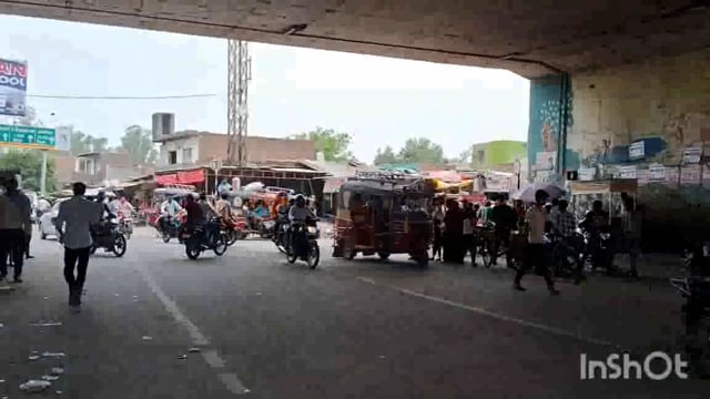 थाना फरह परखम चौराहा ऑटो चालक आए दिन लगाते हैं जाम चौराहा पर तैनात पुलिसकर्मी कुछ नहीं कहते