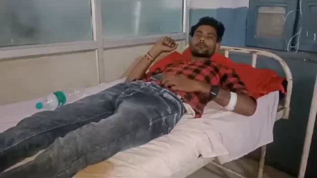 शेरगढ़ के गांव अगरयाला में बच्चों के विवाद को लेकर चली गोली दो को लगी घायलों को जिला अस्पताल में कराया भर्ती