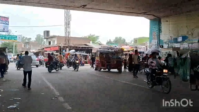 थाना फरह परखम चौराहा ऑटो चालक आए दिन लगाते हैं जाम चौराहा पर तैनात पुलिसकर्मी कुछ नहीं कहते