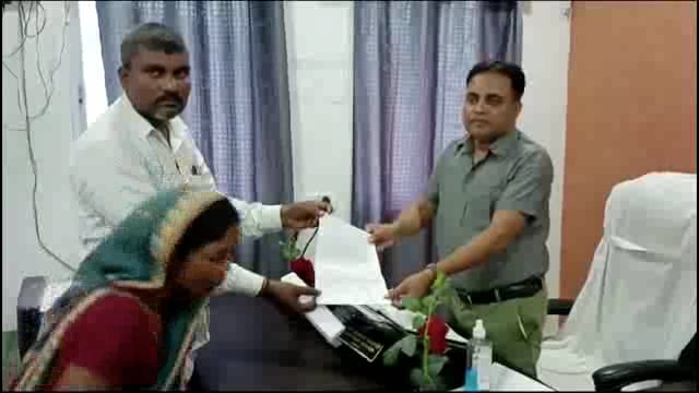 सुगौली के भवानीपुर के 7 वर्षों से बाढ़ से विस्थापित नाराज परिवार पहुचे बीडीओ कार्यालय,आवेदन देकर सहयोग की लगाई गुहार।