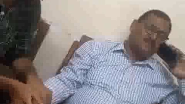 Bareilly jila mein tax superintendent ramsevak ka Sarkari Daftar mein karmchariyon se hath pair ki Malish karvane ka video Hua viral