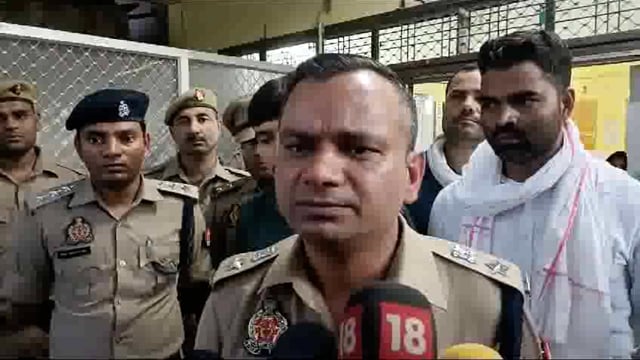 Pratapgarh Jile Mein police muthbhed mein teen badmashon ko pair Mein Lagi Goli police adhikshak police adhikshak Satyapal antrim ki bite