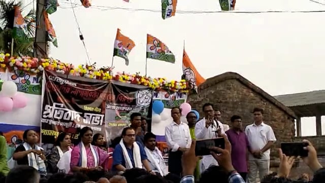 খেজুরিতে তৃণমূল কংগ্রেসের প্রতিবাদ সভার বক্তব্য রাখছেন কাঁথি সাংগঠনিক জেলা তৃণমূল কংগ্রেসের সভাপতি পিযূষ কান্তি পন্ডা 