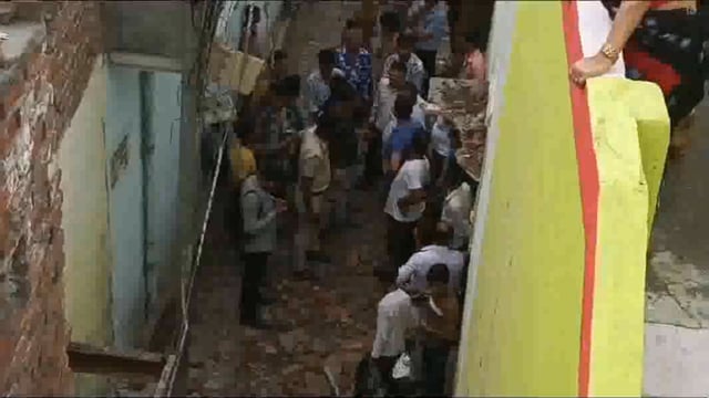 चार घरों पर गिरी जैन मंदिर की जर्जर दीवार 10 घायल इलाके में मचा हड़कंप