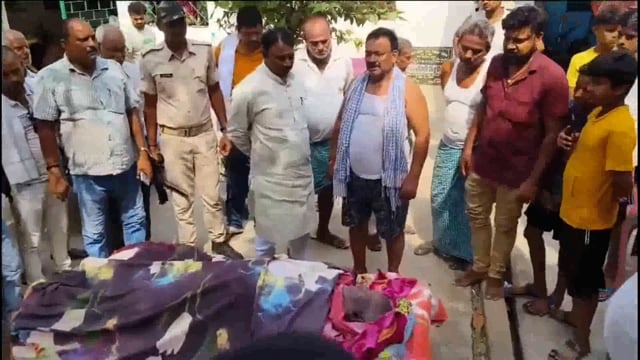 सेवानिवृत प्रधानाध्यापक के निधन पर विधायक कार्यकर्ताओं के साथ पहुंचकर पार्थिव शरीर पर पुष्प अर्पित कर किया नमन