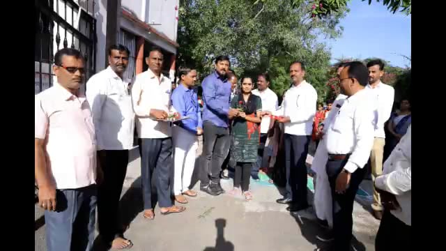 पहिल्या दिवशी विद्या वर्धनी शाळेत विध्यार्थ्यांचा पुष्प देऊन केले स्वागत