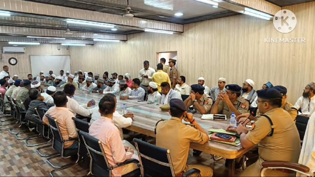 आगामी ईद उल अजहा बकरा ईद त्योहार को लेकर पुलिस उपायुक्त नगर आगरा द्वारा थाना हरी पर्वत स्थित सभागार में मीटिंग आयोजित