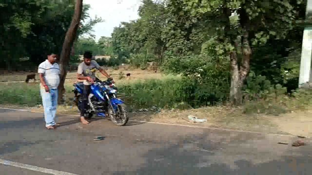 तेज गति से आ रहे बाइक ने सामने से आ रहे बाइक सवार को मारी जोरदार टक्कर, तीन व्यक्ति हुए जख्मी बाइक क्षतिग्रस्त