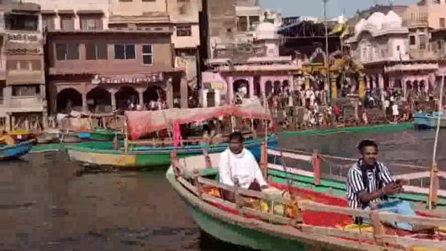 मथुरा में गंगा दशहरा पर्व को लेकर लाखों श्रृद्धालुओ ने यमुना में आस्था की डुबकी लगाई