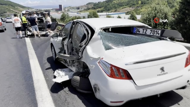 6 aracın karıştığı zincirleme kazada 6 kişi yaralandı