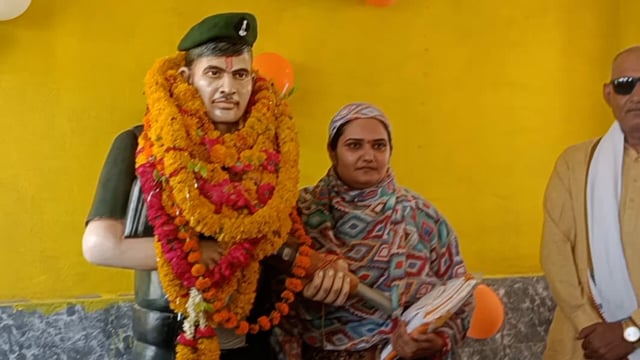 मथुरा के गोवर्धन के गांव खुटियां में शहीद पुष्पेंद्र सिंह की प्रतिमा का हुआ अनावरण