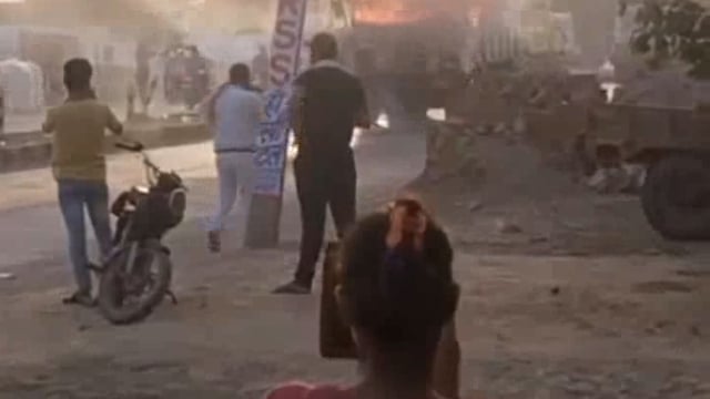 महावन मथुरा रोड पर चलते हुए डंपर में अचानक लगी भीषण आग जलकर हुआ खाक