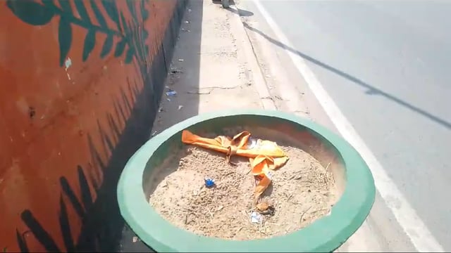 सरकार कह रही है पेड़ लगाओ पौधे लगाओ इंसानियत बचाओ पर रामबाग स्थित पुल पर लगे हुए गमले खाली पड़े हुए हैं