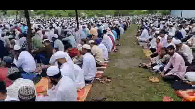 ईदगाह मैदानावर हजारो मुस्लिम बांधवांनी नमाज पठण करून बकरी ईद केली साजरी