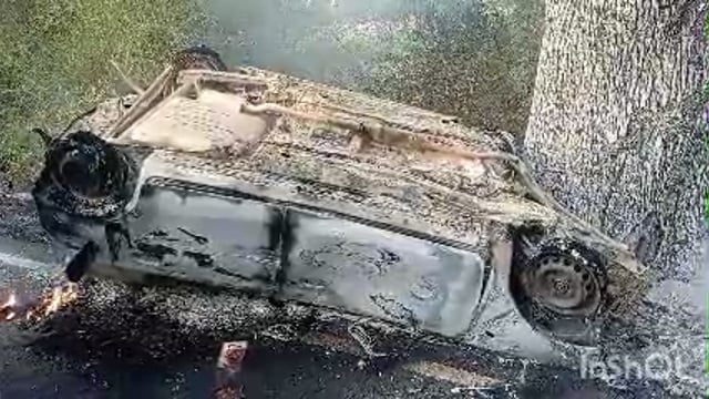 दो कारों की आमने-सामने की टक्कर में एक कार में लगी आग दो की मौत कई घायल