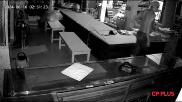 Bahraich : बहराइच सराफा दुकान में ताला तोड़कर चोरी की वारदात चोरी की वारदात का वीडियो सीसीटीवी में हुआ कैद