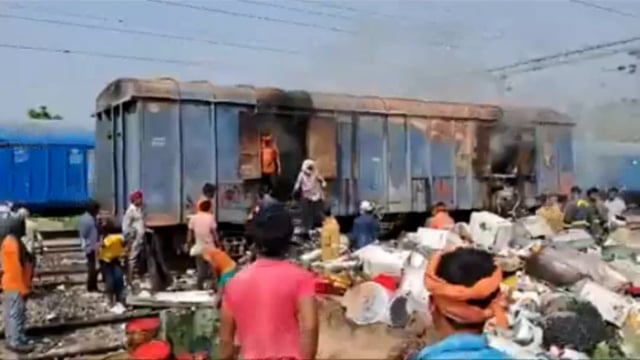 Sitapur : सीतापुर परसेंडी स्टेशन के पास रेलवे ट्रैक पर दौड़ रही मालगाड़ी के डिब्बे में लगी अचानक भीषण आग कड़ी मशक्कतके ब