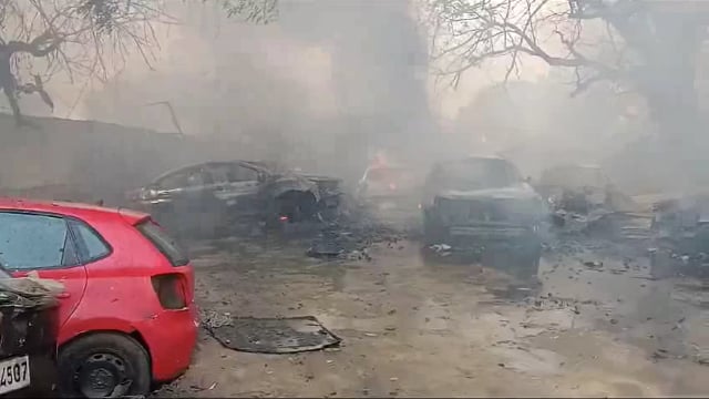 लखनऊ.
चिनहट के कार गैराज में लगी भीषण आग 
बाबा हॉस्पिटल के पास बने कार गैराज में लगी आग 
खड़ी गाड़ियों में भीषण आग लगने से अफरातफरी 
CNG लगी गाड़ियों में एक के बाद एक धमाके हुए
20 लग्जरी कारों में भी लगी भीषण आग 
सूचना पाकर मौके पर पहुंची दमकल की गाड़ियां 
चिनहट थाना क्षेत्र के देवा रोड पर है कार गैराज।