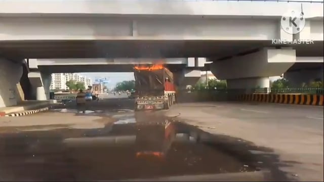 दौड़ते ट्रक में रखे सामान में लगी भीषण आग राज्यों के शोर मचाने पर ड्राइवर को कोई जानकारी