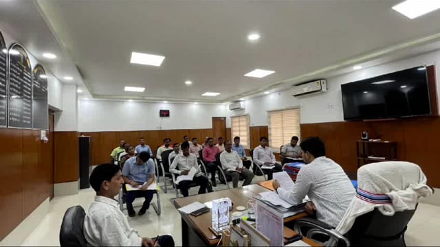 प्रधानाध्यापक एवं शिक्षक अब मोबाइल ऐप के माध्यम से प्रतिदिन बनाएंगे उपस्थिति: डीएम