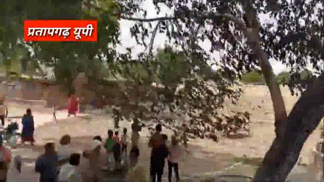 प्रतापगढ़ ब्रेकिंग अज्ञात कारणों से गांव में लगी आग, 5 घरों के छप्पर जल कर हुए राख 