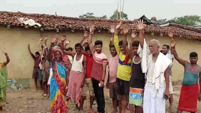 उत्पाद विभाग के टीम पर हमले में चालक सहित अन्य पुलिस कर्मी के जख्मी मामले में ग्रामीणों ने किया उग्र प्रदर्शन 