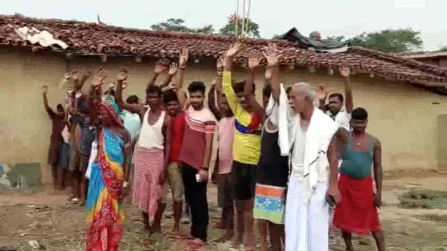 उत्पाद विभाग एवं सरकार के शराबबंदी कानून से परेशान ग्रामीण अपनी आपबीती बताते हुए किया प्रदर्शन 