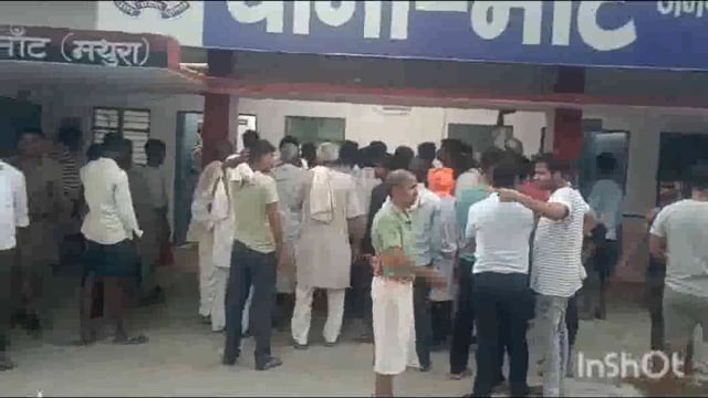 स्कूल संचालक के ऊपर किया गया जानलेवा हमला लूट का भी लगाया आरोप विरोध में ग्रामीणों ने किया थाने का घेराव