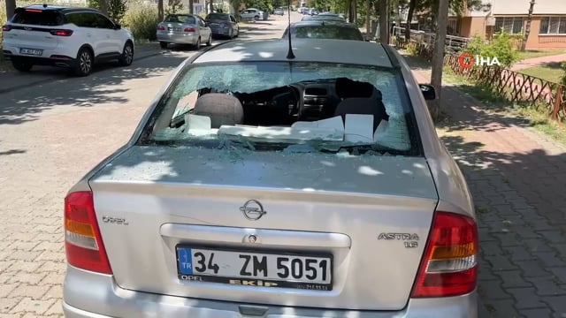Otomobile baltayla saldırdılar