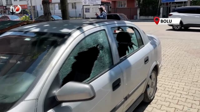 Otomobile Baltayla Saldırdılar