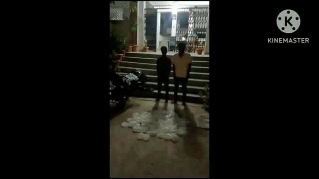 पुलिस शराब केवाल गांव में छापेमारी कर 55 लीटर महुआ शराब के साथ एक बाइक समेत दो लोगों को किया गिरफ्तार