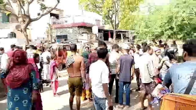 मथुरा के सदर इलाके में पेयजल की किल्लत: महिलाएं सड़कों पर , आवागमन प्रभावित।