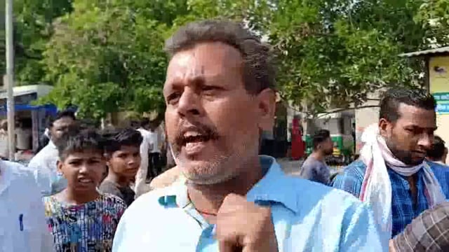 भरतपुर:कांग्रेसी पार्षद बोले गरीबों की दुकान हटाने की किसने बोला, मे भी पार्षद हु हंगामा किया 