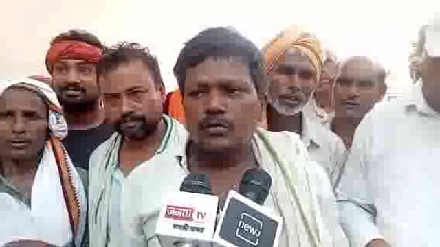 सुखपुरा कस्बे में सरकारी रास्ते पर कब्जा करने का आरोप लगाते हुवे लोगों ने नायब तहसीलदार को सौंपा पत्रक