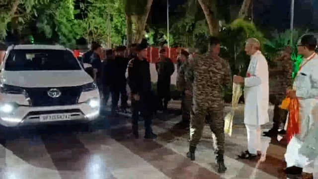 मथुरा वृंदावन में रक्षा मंत्री राजनाथ सिंह अंतर्राष्ट्रीय योग दिवस पर सेना के जवानों के साथ योगा करने के लिए पहुंचे