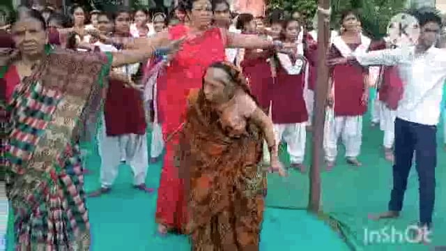 प्लस टू पब्लिक हाई स्कूल सूर्यगढ़ा के प्रांगण में अंतर्राष्ट्रीय योग दिवस के अवसर पर उपस्थित लोगों को योग सिखाया गया।