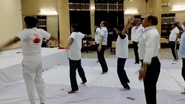 मथुरा जनपद के केंद्रीय कक्ष में अंतर्राष्ट्रीय योग दिवस का आयोजन किया गया