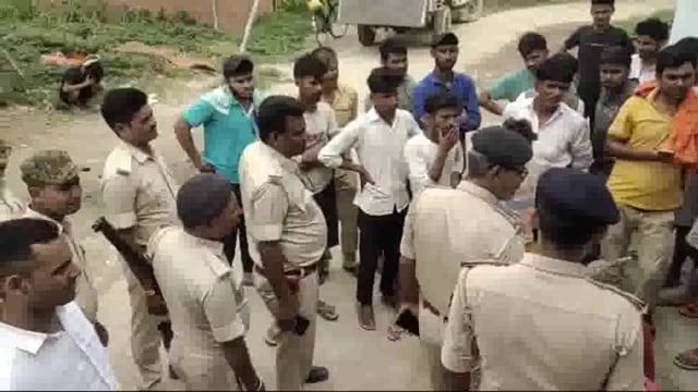 मोतिहारी के झरोखर थाना में हाजत में व्यक्ति की हुई मौत पर परिजनों ने किया हंगामा।