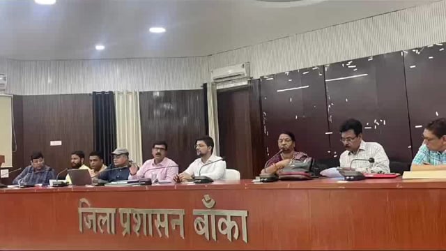 जिला पदाधिकारी ने स्वास्थ्य विभाग की समीक्षा बैठक में कई पदाधिकारियों का वेतन स्थगित करने का दिए निर्देश